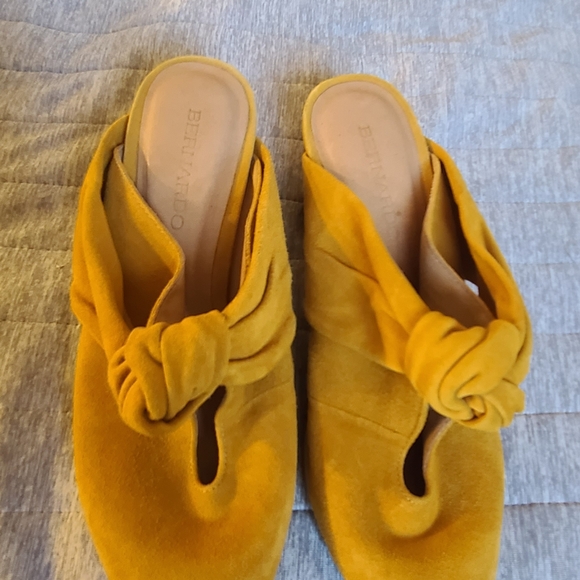 Bernardo Mustard Suede Knot Mules Slip-On Pointed Toe Women’s Shoes - Picture 2 of 7